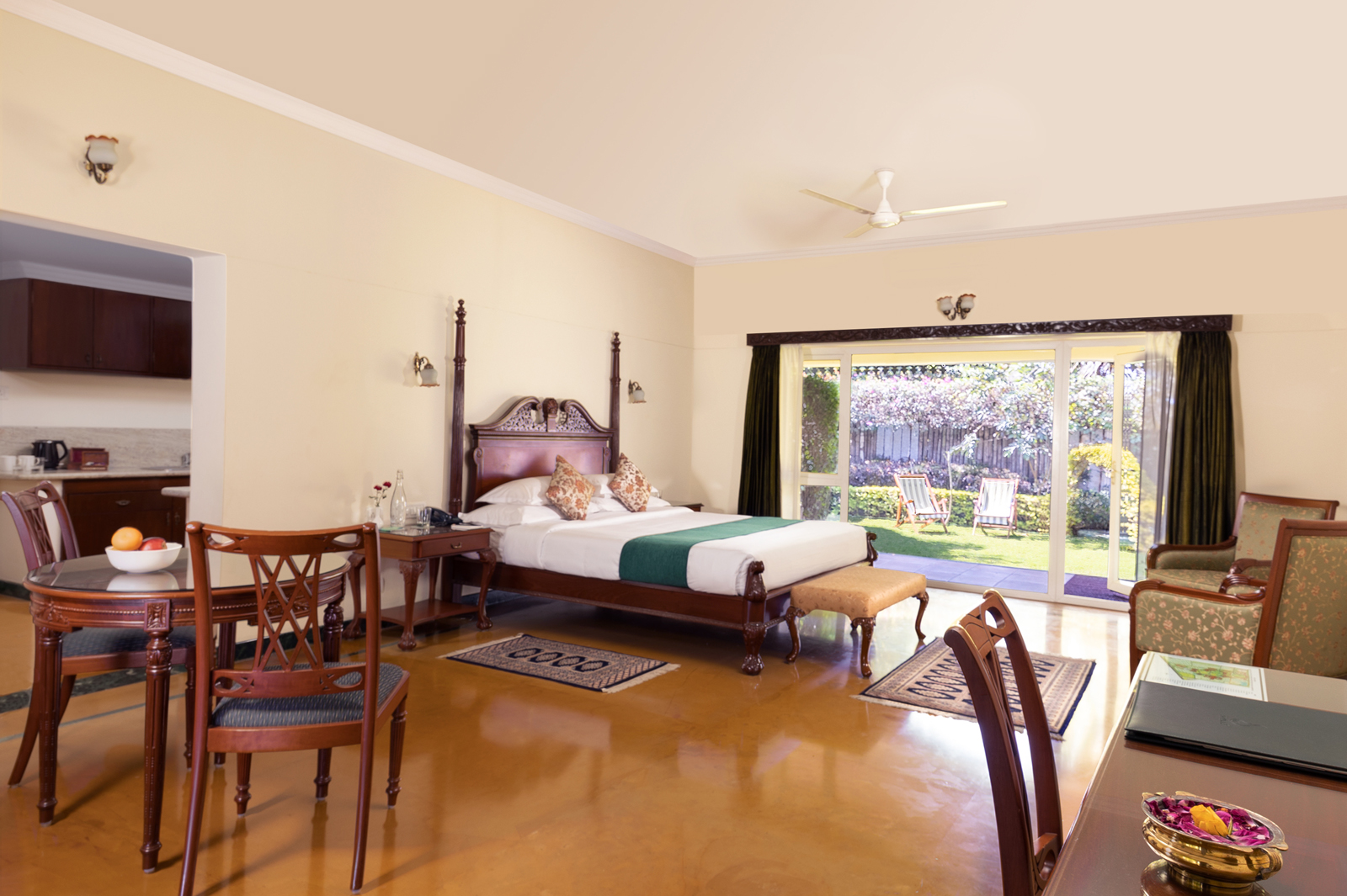 6.-Super-Deluxe 6. Super Deluxe.jpg